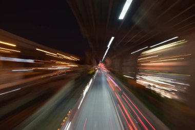 Paralı yol gece Bangkok, Tayland, Thailand, altında yolda araba bulanık hafif hareket
