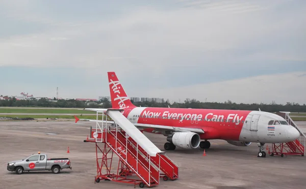 Udon Thani-Tayland: 31 Mayıs 2018, Udon Thani, Uluslararası Havaalanı, Air Asia uçak yolcu almaya hazırlanıyordu. Merdiven yapıldı ve pikap uçak bedise.