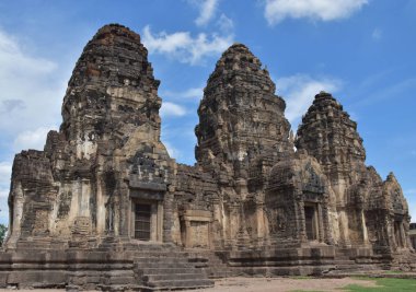 Phra Prang Sam Yot Lopburi, Tayland Tarih sitesidir. Arka plan bazı bulutlar ile mavi gökyüzü.