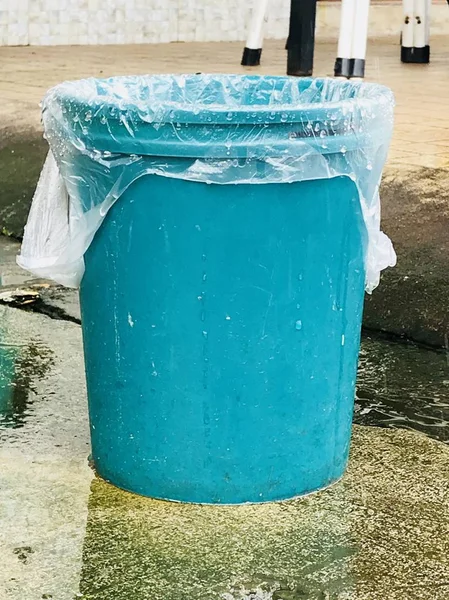 Balde Verde Está Recebendo Água Chuva Saco Plástico Balde Que — Fotografia de Stock