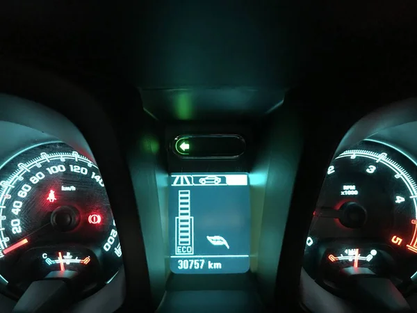 Otomobil hız göstergesi. Orta görüntü ekonomik simge göster.