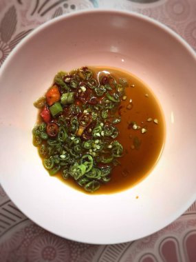 Titreme ve balık sosu pembe tablo üzerinde pembe daldırma kase.