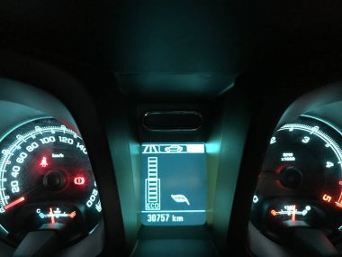 Otomobil hız göstergesi. Orta görüntü ekonomik simge göster.