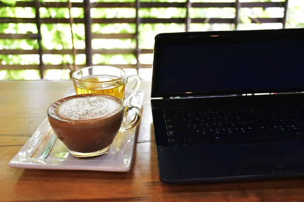 Kawiarni Coffee Skupić Się Zestaw Herbaty Kawy Jest Obok Laptopa — Zdjęcie stockowe