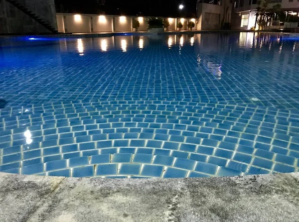 晚上游泳池 — 图库照片