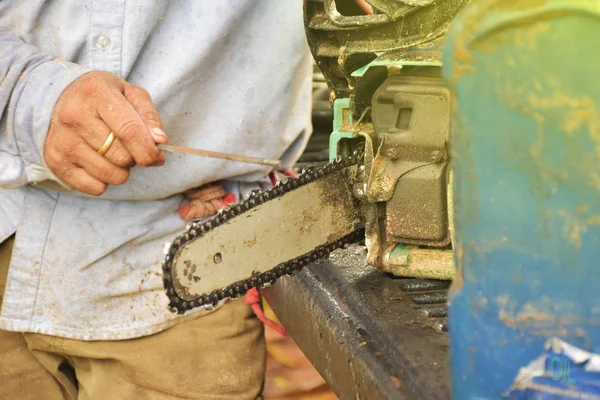 Bir marangoz shapen Bagaj kapağı üzerinde bir testere var. İçeride yağ tankı chainsaw sertliği reduse için Bagaj kapağı.