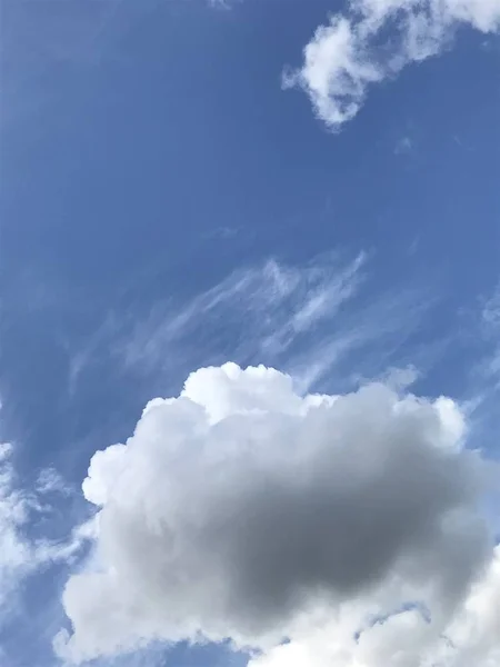 Der Strahlende Himmel Mit Einigen Regenwolken — Stockfoto