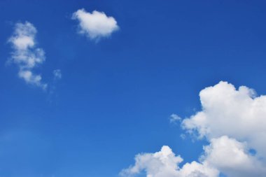 Mavi gökyüzü arka plan ile bulutlar, doku için merkezi kopya alan