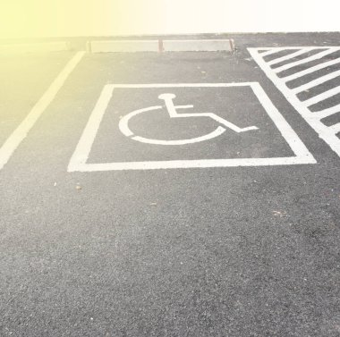 Beyaz açık asfalt otopark üzerinde Engelli Otopark Haritayı işaretleri.