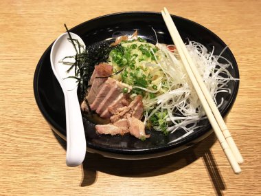 Ahşap masa üzerinde sıcak baharat yağ ile Kızartma domuz şehriye. Ramen Japonya'da arıyor.