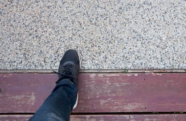 Sol bacak fark katta stepping. Adaptasyon.