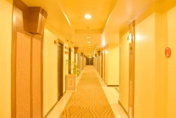 Otel, sıcak sesi için yol.