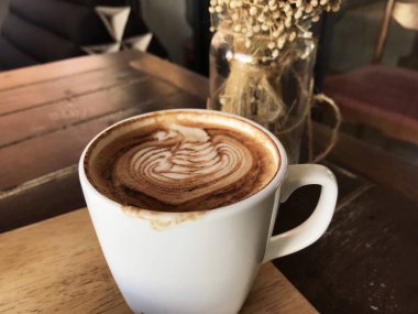 Bir fincan mocha hangi kahve sanat caf ahşap tablo. Yazdırma Kupası kenarına, ağız.