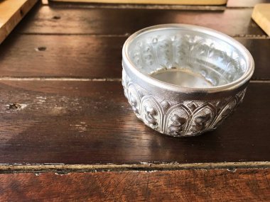 Küçük gümüş ahşap masa dolu su kase, saygı büyüklerin ellerini üstüne su dökün ve nimet için sormak için hazırlanın. Şarkı kran gün Tayland