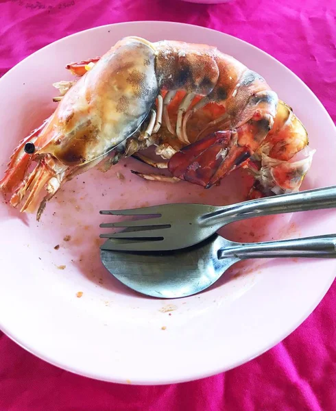 Boş pembe çanak ve nehir karides çatal bıçak takımı ile