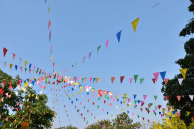 Tapınağın kutbunda doğrultusunda renkli üçgen bayrakları tutturmak, bunlar şarkı kran Festivali Tayland süslemeleri.