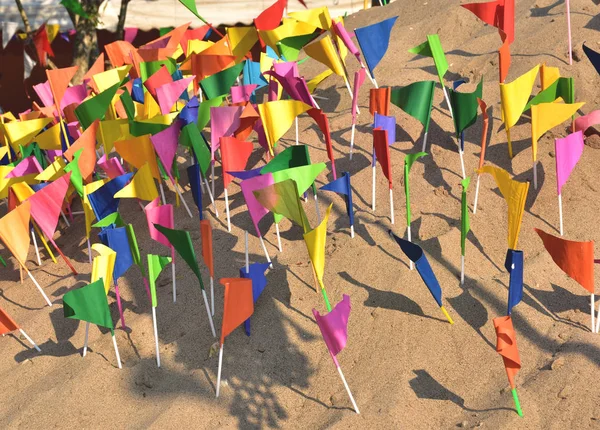 Kum renkli üçgen bayrakları pin, bu şarkı kran Festivali Tayland süslemeleri vardır.