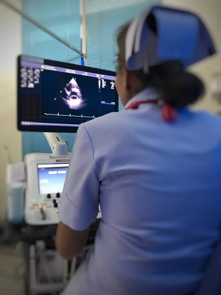 Asistentă Medicală Examinează Inima Pacientului Prin Ecocardiogramă Pentru Diagnosticarea Bolii — Fotografie, imagine de stoc