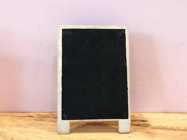 Ένα Μικρό Μαυροπίνακα Ξύλινο Τραπέζι Ένα Καφέ Αυτός Μαυροπίνακας Γράφει — Φωτογραφία Αρχείου