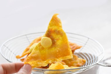 Bir gevrek köfte elle tutulur, arka zemin kevgir onları dinlenmek için kızartılmış sonra birçok gevrek köfte.