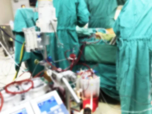 在心血管和胸腔手术室 他们用心肺机进行心脏手术 从灌注器视图 此图片应用模糊 图库图片
