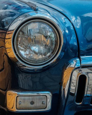 Bir antika sıcak mavi araba Far Close-up