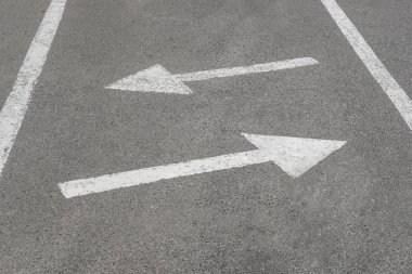Beyaz ok siyah asfalt karayolu üzerinde bir yol çizgi parçası