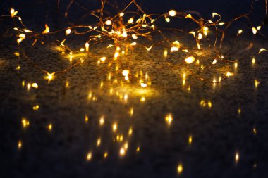 Altın bokeh daireler bir koyu arka plan, soyutlama, arka plan. Karşısında ufuk bulanıklık