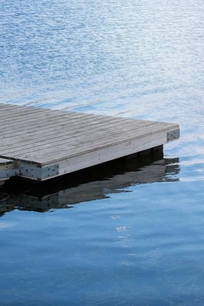 Holzsteg auf dem Hintergrund des Wassers. — Stockfoto