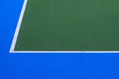 Hokey veya futbol için spor alanı. Bahçesi yeşil ve mavi beyaz çizgili
