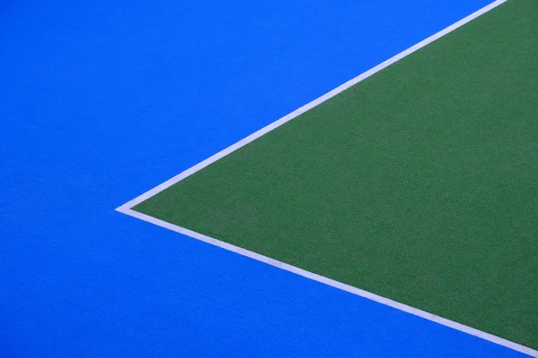 Campo de deportes para hockey o fútbol. Zona de juegos verde y azul con rayas blancas — Foto de Stock