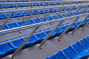Stadyum standları boş plastik sandalyeler. Tribünlerde seyirci için çok boş koltuk. 