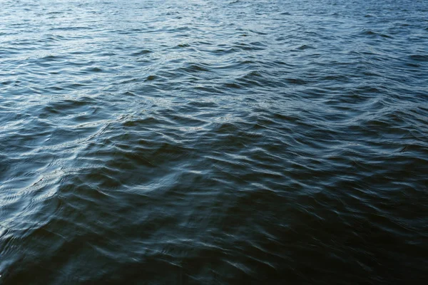 Licht spielt auf der Meeresoberfläche. Wasseroberfläche. Meeresoberfläche. Wasserhintergrund. abstraktes blaues Wasser — Stockfoto