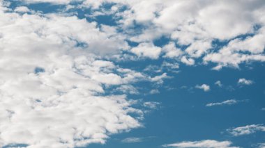 Beyaz bulutların üstünde açık havada mavi gökyüzünde.