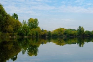 Sonbahar Orman suya yansıyan. Renkli sonbahar manzara.