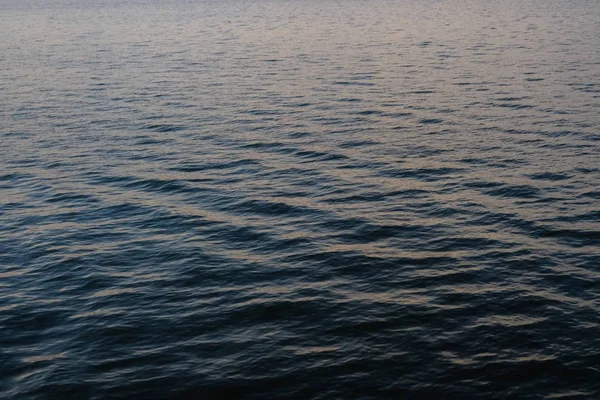 Luz jugando en la superficie del mar. Superficie del agua. Superficie marina. Fondo de agua. Agua azul abstracta — Foto de Stock