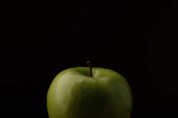 Grüner Apfel auf schwarzem Hintergrund. — Stockfoto