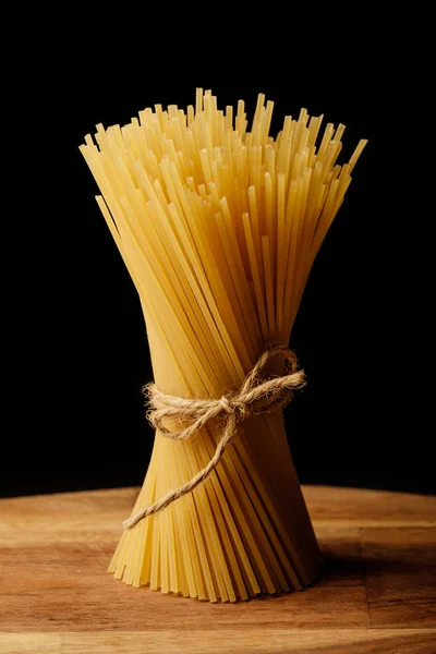 スパゲッティの束は、ロープで縛られて。黄色のイタリアン パスタ。長いスパゲッティ. — ストック写真