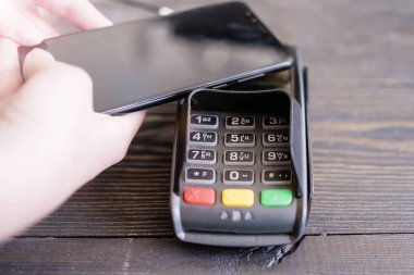 POS terminali, cep telefonlu ödeme makinesi. NFC teknolojisi ile temassız ödeme