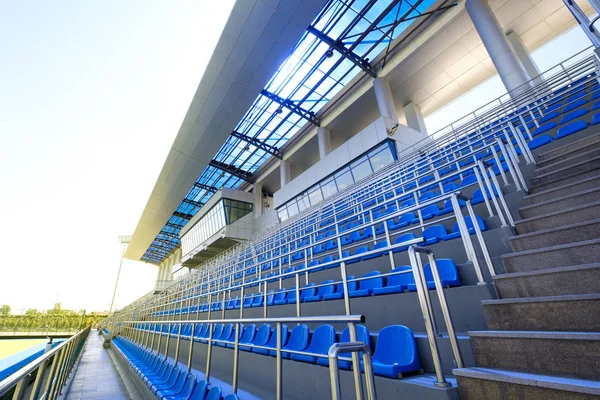 Sièges en plastique bleu. Arène libre. Chaises en plastique vides sièges pour les fans de football. Pavillon VIP dans le stade . — Photo