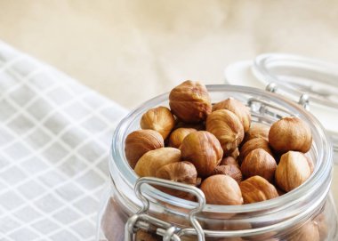 rustik ahşap masa üzerinde cam bir kavanozda fındık