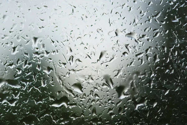 窗户上下着大滴雨。这是令人讨厌的一天。抽象背景和纹理，宏 — 图库照片
