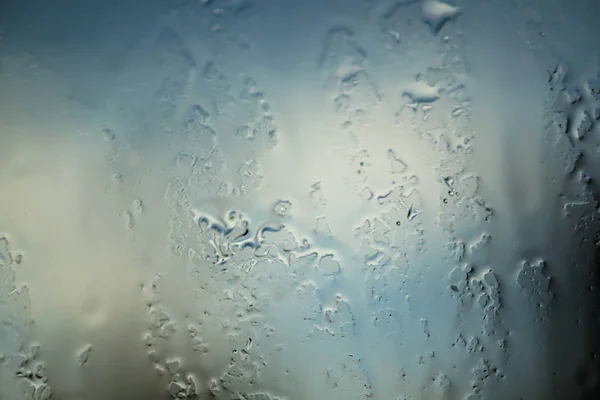 天然水滴的玻璃。冷凝水滴在透明玻璃窗上. — 图库照片