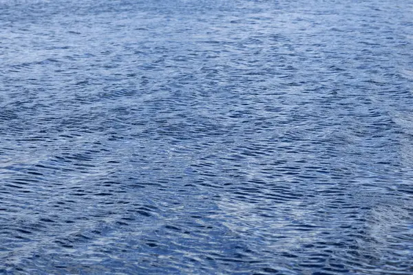 Wasseroberfläche saubere Textur Hintergrund. abstraktes blaues Wasser — Stockfoto