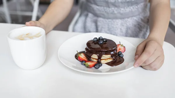 健康的夏季早餐，自制经典美式煎饼，新鲜浆果和巧克力，晨光白色背景复制空间顶视图 — 图库照片