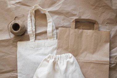 Ücretsiz plastik alışveriş için pamuk ve kağıt torbalar. Sıfır atık kavramı