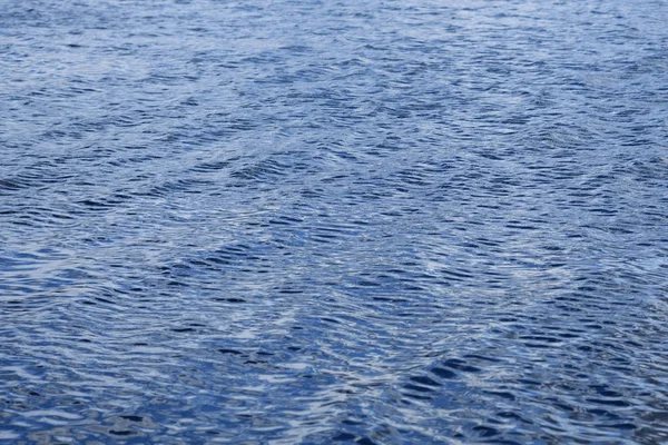 Licht spielt auf der Meeresoberfläche. Wasseroberfläche. Meeresoberfläche. Wasserhintergrund. blaue Wasseroberfläche. — Stockfoto