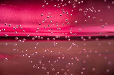 Birçok küçük hava kabarcıkları pembe bir arka plan üzerinde yüzen. Soyut renkli Arka Plan