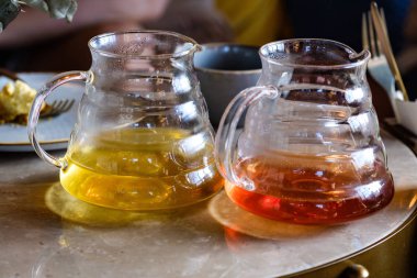 Bir kafede çaylı iki bardak çaydanlık 