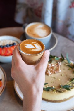 Kafede düz beyaz kahve. 